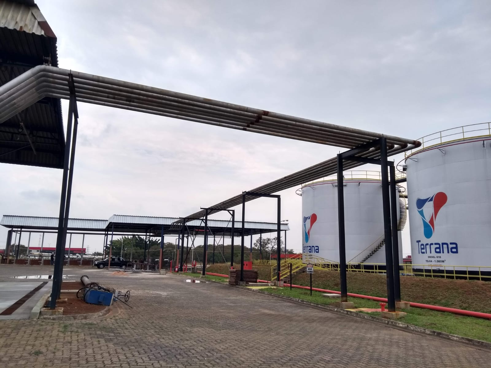 Terrana: Tubulações aéreas e estruturas